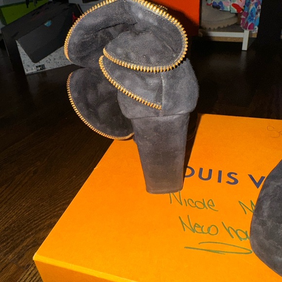 Louis Vuitton Black Suede Trimmed Pumps - Picture 8 of 12